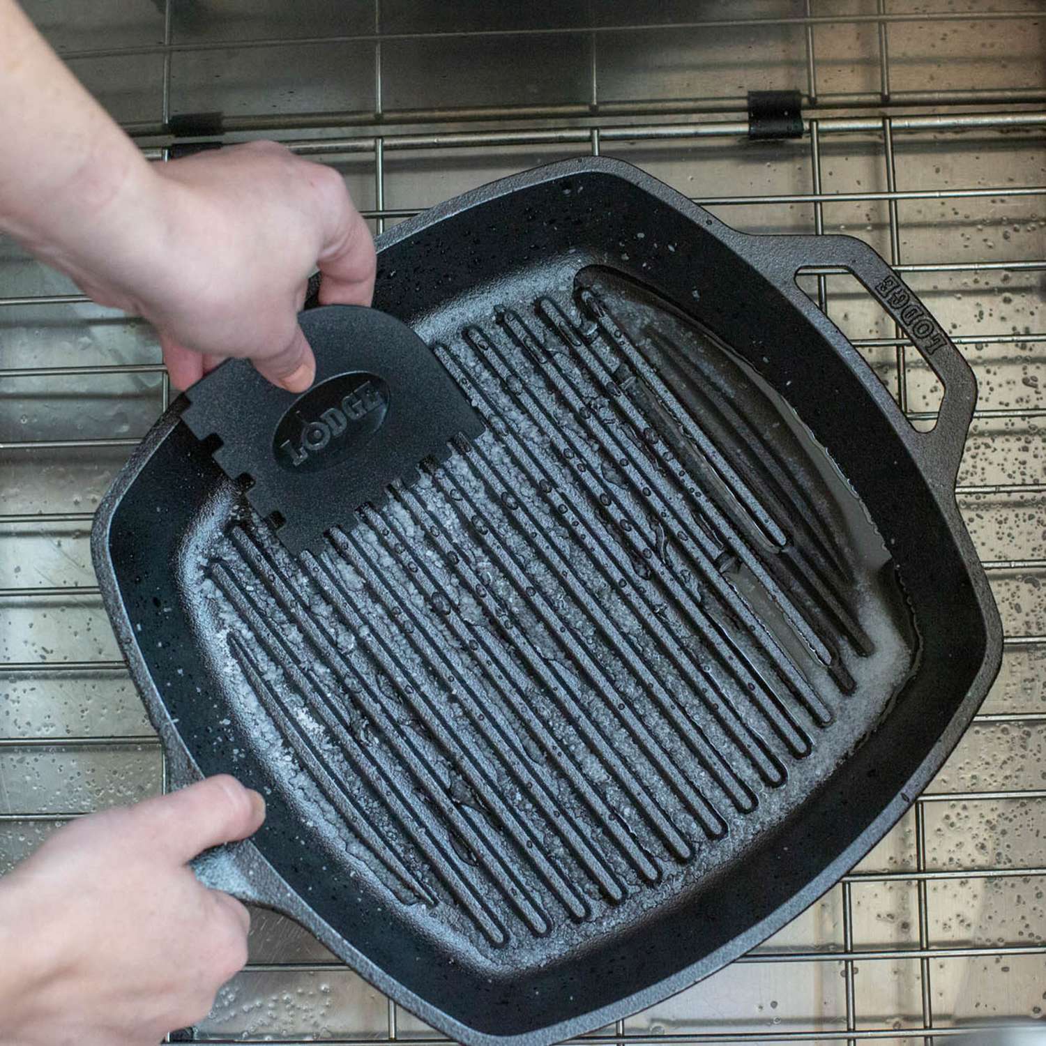 LODGE | Schaber für Grillpfannen, schwarz/rot, 2er-